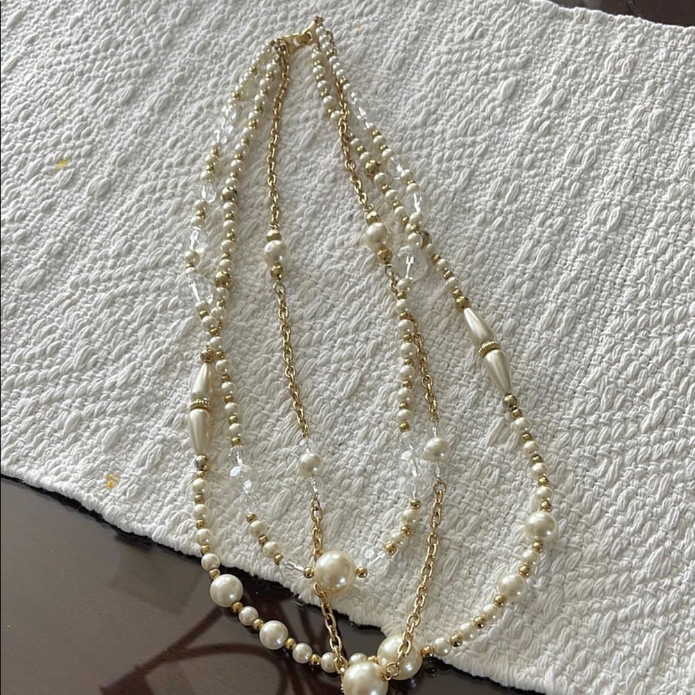 Elegant Gold and Pearl Necklace